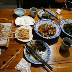 .住一晚上要多少钱?嫩不嫩住得起?