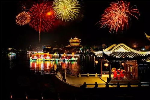 灯光秀：每晚的灯光秀是中华大街的一大亮点，五彩斑斓的灯光在夜色中闪耀，美轮美奂。