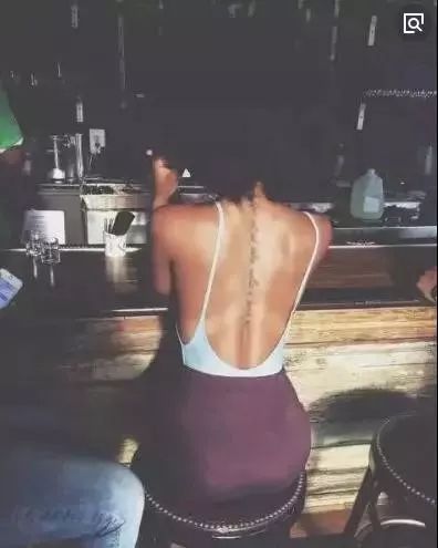 女性肩膀有肉