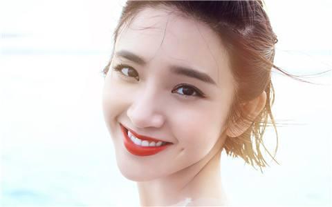 你看，《诗经》里就有这样的意境啊！ 边吃野果边欢唱……  这种轻松愉悦的状态很可能就来自于拥有美好面相带来的幸福感！