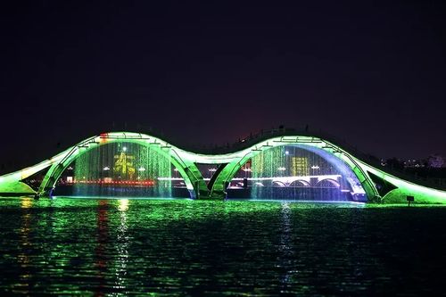 夜色中的灯光与阴影交织成一幅画卷——灯火、 烛光、雾气和微风交织成一种独特氛围，让人仿佛置身于另一个世界。
