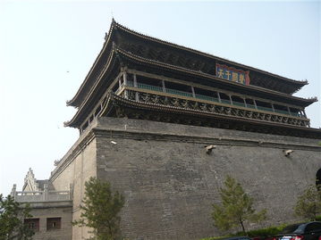 先从钟鼓楼广场启动吧! 这简直是西安人的 “客厅+戏台子+菜市场环境 ”