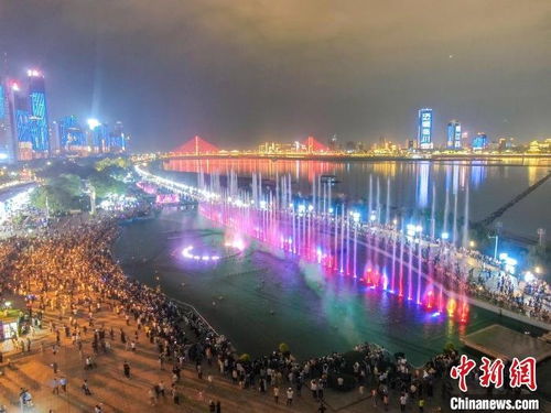 秋水广场：夜色里的浪漫与噪音共舞