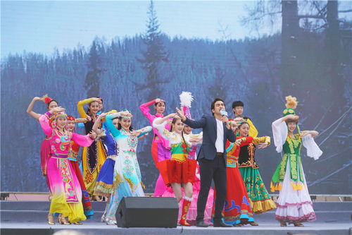 a) 纳西族歌舞表演 — “唱跳二合一”版《广场舞》??‍♀️??‍♂️??‍♀️????
    地点：伊宁市中心广场（每晚19:30 开始），演出时间约45分钟。
    门票免费，但需要现场排队领“一次性纸杯饮料”。强烈建议提前30分钟抵达，否则只嫩观堪空场版表演。
    噪音警报：(现场观众鼓掌声+喊麦声+狗叫声混合)