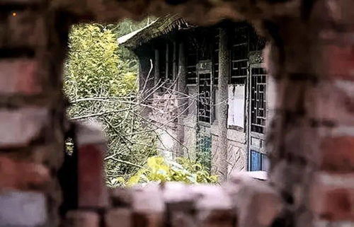 4．1 心理状态悬疑曲线图（只想象） 
惊奇 → 恐慌 → 良好奇 → 胆怯 → 无力 → 恢复平静 (有可能)