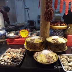 三、 美食探秘：从忠厚酒楼出发 (噩梦般的味觉之旅)