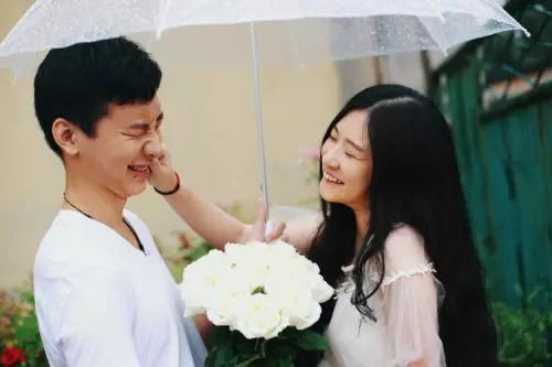 四、 情感色彩：爱恨交织中的心理暗流