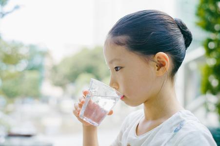 含有‘日’字和‘月’字的女孩名字有哪些？