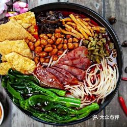 #4 螺蛳粉—据说在北门左侧有个隐藏的螺蛳粉摊位，名字叫“螺丝钉”。
