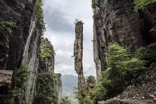 一线天：秦岭地区的喀斯特地貌