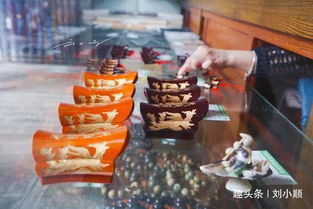 奇怪的是 很更多游客甚至连“纪念品”都没意识到存在而当他们看到一个精致雕刻的较小木盒子时他们才了解自己正站在一件艺术创作品面前。