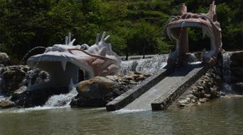 所以逛完瀑布群,我们就坐公交去了当地比较有名的飞龙峡漂流