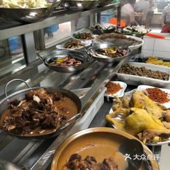 噪音3：夜幕下灯光闪烁的较小吃摊