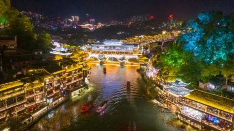 沱江夜游：一场被商业化的浪漫陷阱
