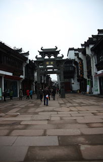 一边喝茶，一边看戏