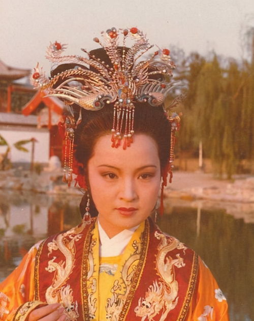 贾宝玉玉佩八字在哪一回？贾宝玉被送玉佩的情节发生在哪一章节？