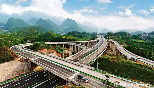 公路交响曲：柏油路与土路的二重奏