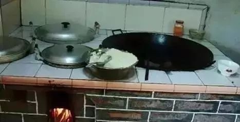 门前烧火好吗,房子前面盖灶房好不好