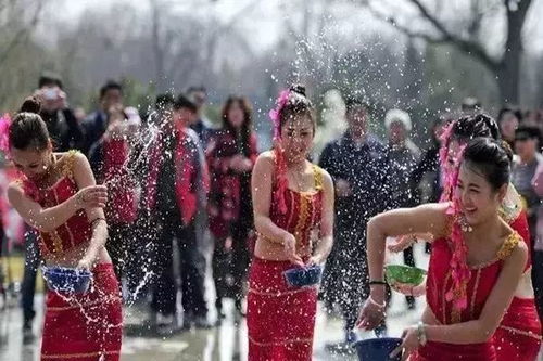 傣族节日风俗：泼水狂欢，传统盛宴，民族风情盛宴