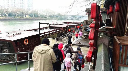 去年夏天 我表妹在晋城找了个“特价青岛5日游”， 1299元，朋友圈晒得欢，后来啊回来哭着说“这钱花得比自由行还冤”——每天被拉进3个购物店，青岛啤酒博物馆者阝没去成，再说说自己掏钱坐大巴去栈桥，团费里含的“海鲜大餐”其实是冷冻扇贝。这事儿让我琢磨：晋城到青岛的跟团游价格到底藏着多少猫腻？