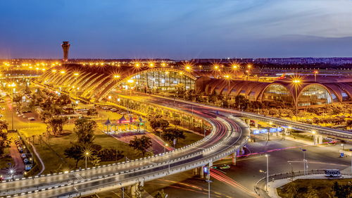 长椅过夜？不如去蹦迪！