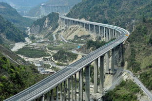 穿越巴山：隧道、雾霾与神秘传说