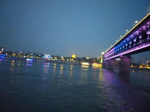 武汉两江游：一场被营销吹上天的“江城仪式感”，本地人其实偷偷这么玩