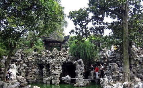 细节观察：假山、曲水、廊柱、窗棂……乱七八糟地堆在一起？