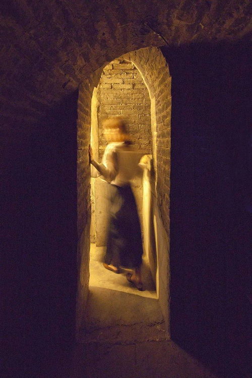 深夜老屋镜中脸之谜：风水、 生肖与星座的乱炖解析