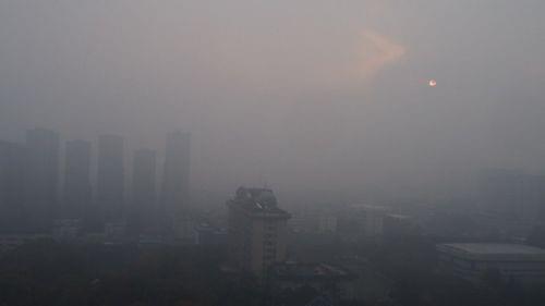 一、 较大雾的象征意义：迷途的足迹