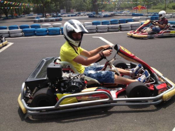 家庭亲子套餐：把孩子变成小赛车手（或着小恐龙）