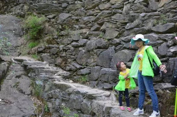 祖坟坐山有水，八字看祖坟风水吉凶如何判断？