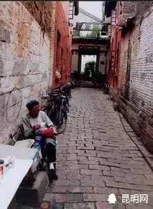 1.1 昆明老街的烤肉摊