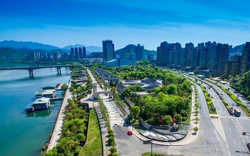 关注#生活在杭州你最满意的是什么#气候宜人，冬不太冷夏不太热。
