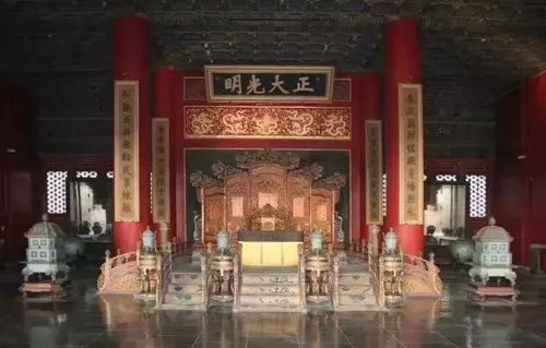 皇宫夜深厚