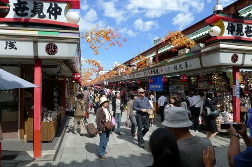 陈旧时戏台上， 人们用手指拨动木琴