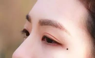 眉毛藏痣：富婆认证标志