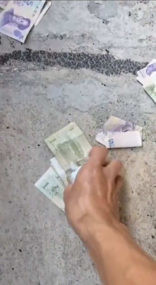 梦到从粪便中捡钱并洗净，这是怎么回事？