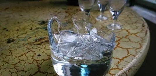 打破水杯：关于炎热爱情的不同说法...