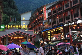 2. 阳朔西街：雨中群魔乱舞