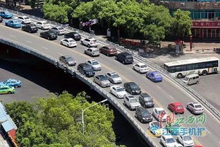 交通乱象：公交、地铁、自行车、电动车全都有！