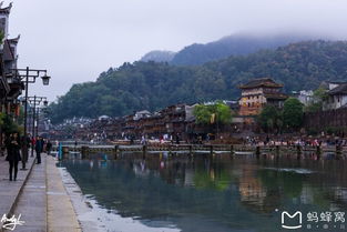 1. 远处山峦与近处小镇