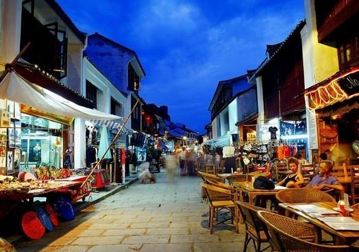 西街漫步：小店与小吃的大碰撞