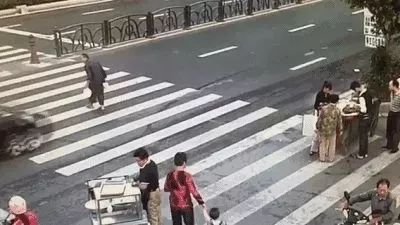 夜班惊魂：斑马线现诡异幻影， 生死边缘徘徊不定