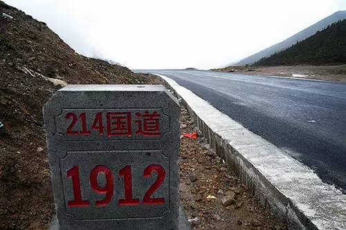 第一段：沉重庆市区的杂乱起点