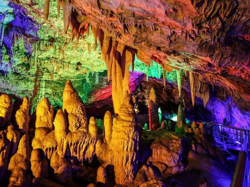 自驾车路线：通往神秘溶洞的旅程