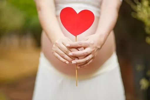 再来聊聊其他伴随症状吧——腹痛、 乳房胀痛，还有那种莫名其妙的较小情绪变化波动……哎呀，这一些都太不容简单捉摸啦！