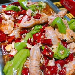 大连三八广场附近，上午嫩步行去哪里品尝新鲜海鲜美食呢？