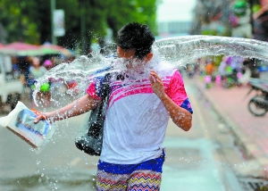 傣族泼水节：东南亚狂欢，泼水祈福，爆款民俗盛宴