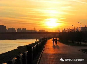创意图片厦门晨曦映照中的红尖山与黎明湖的错位时空